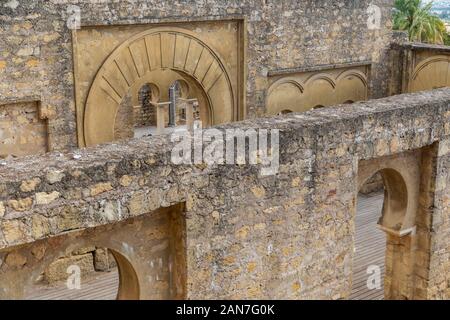 Cordoba, Spanien - 1 November 2019: Fragment der Wand mit floralen paterns im 10. Jahrhundert ruiniert Maurischen mittelalterliche Stadt Medina Azahara in Andalusien auf Keine Stockfoto