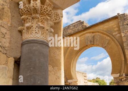 Cordoba, Spanien - 1 November 2019: Fragment der Wand mit floralen paterns im 10. Jahrhundert ruiniert Maurischen mittelalterliche Stadt Medina Azahara in Andalusien auf Keine Stockfoto