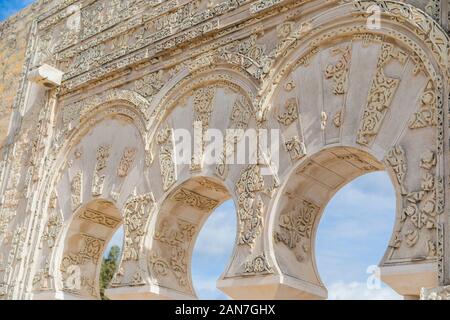 Cordoba, Spanien - 1 November 2019: Fragment der Wand mit floralen paterns im 10. Jahrhundert ruiniert Maurischen mittelalterliche Stadt Medina Azahara in Andalusien auf Keine Stockfoto