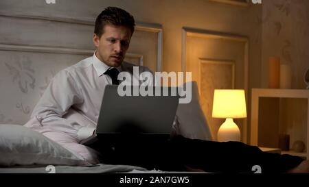 Besorgt Financial Expert arbeiten am Bericht, Fehler in Dokumenten, Termin Stockfoto