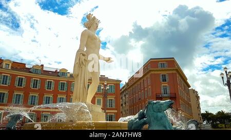 Apollo Statue mit Sun Brunnen auf der Place Massena, der Geschichte und Kultur Frankreichs Stockfoto