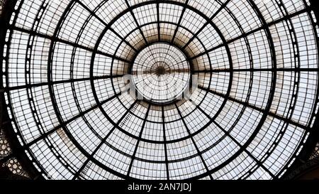 Glaskuppel in Mailand Shopping Mall, schöne symmetrische Design, Hintergrund Stockfoto