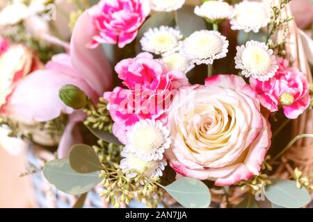 Close-up schönen großen Blumenstrauß aus gemischten Blumen. Blume Hintergrund und Tapeten. Blumen Shop Konzept. Blumen Lieferung Stockfoto