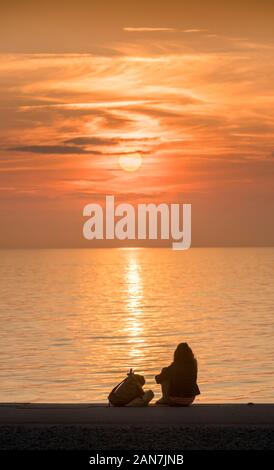 Frau Sonnenuntergang allein durch das Meer. Visby, Gotland, Schweden. Skandinavien. Stockfoto