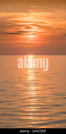 Sonnenuntergang über dem Wasser. Visby, Gotland, Schweden. Skandinavien. Stockfoto