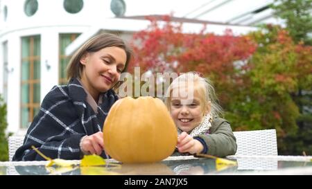 Mutter, Kind Kürbis Jack für Halloween, Herbst Party, Spaß zu schnitzen. Stockfoto