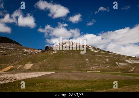 Castelluccio, das höchste Dorf in den Apenninen über dem Piano Grande im Frühjahr die Sonne gehockt (vor 2016/7 Erdbeben) Stockfoto