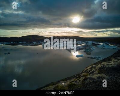 See mit Eisblöcke bei Sonnenuntergang in Island Herbst Stockfoto