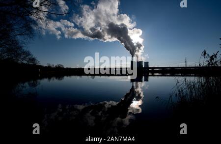 Schkopau, Deutschland. 16 Jan, 2020. Die Silhouette des Schkopau Kraftwerk ist gegen die Sonne sichtbar. Die Bundesregierung, für die Bundesländer und die Betreiber haben sich auf einen genauen Zeitplan für den Ausstieg aus der Kohle bis 2038 vereinbart. Die Braunkohle- Kraftwerk Schkopau in Sachsen-anhalt abgefeuert wird bis 2034 laufen zu lassen. Credit: Hendrik Schmidt/dpa-Zentralbild/dpa/Alamy leben Nachrichten Stockfoto