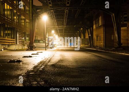 Alte Brücke Bau bei Nacht, Berlin, gleisdreieck Berlin bei Nacht, Hochbahn in Berlin, Parkplatz für Auto, City Lights, U-Bahn, der U-Bahn Stockfoto