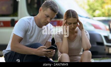 Frau mit Kopfschmerzen, nicht gleichgültig Mann, Rettungsdienst, Erste Hilfe Stockfoto