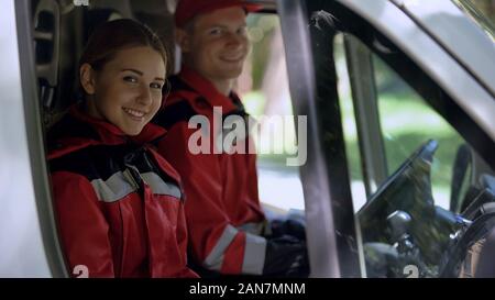 Krankenwagen Crew in die Kamera schaut, sitzt im Verkehr, Notdienste Stockfoto