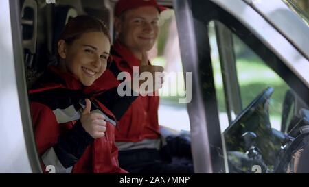 Krankenwagen Crew Daumen nach oben zeigt, Fachleute im Dienst erste Hilfe zu leisten. Stockfoto