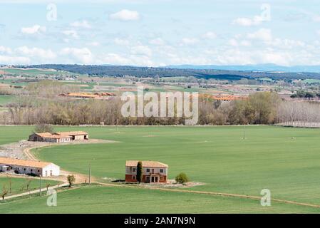 Panoramablick auf die ländliche Landschaft mit Bauernhof in Kastilien, Spanien Stockfoto