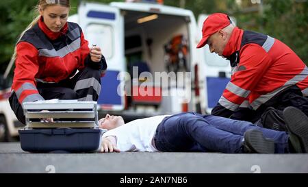 Die Ärzte, die dem Menschen auf der Straße, Insulin Vorbereiten der unbewussten Diabetiker, Erste Hilfe Stockfoto