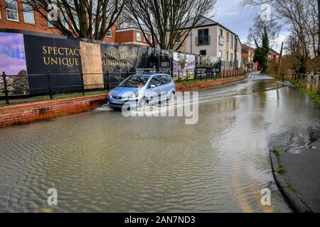 Ein Auto fährt durch Hochwasser in Stroud, Gloucestershire, nach Sturm und Regen in ganz Großbritannien. Stockfoto