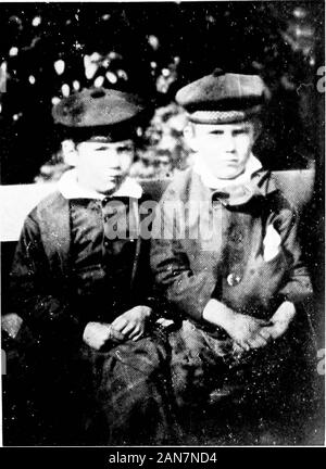 Robert Louis Stevenson; einige persönliche Erinnerungen von dem verstorbenen Herrn Guthrie. Lewis Stevenson ist auf der rechten Seite. Ich habe diese groupfrom Stephen Chalmers, Saranac Lake, New YorkState. (3) Der 11-jährige Lewis, bläst Seifenblasen atNorth Berwick, mit seinen Vettern, David Stevenson, nowengineer zu den Nördlichen Leuchtturm Kommissare, andCharles Stevenson, sein Bruder. Lewis ist der zweite von gummilagers. Dies ist von einem Glas positive kopiert, die mir von Herrn David Stevenson verliehen. (4) eine Auszeichnung an Lewis bei elf Jahre alt, withthis Inschrift: Robert L. Balfour Stevenson, Erste englische Preis, Stockfoto