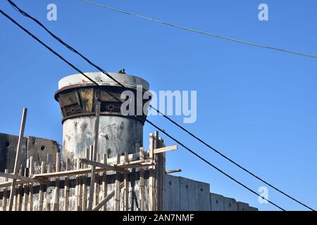 Sniper Tower in Aida Refugee Camp Bethlehem West Bank Stockfoto