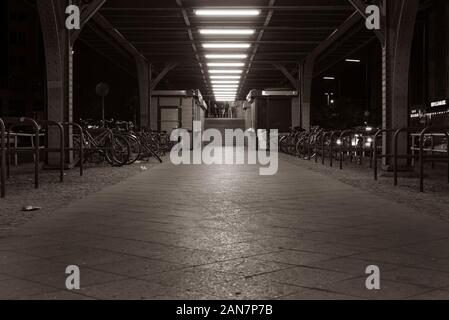 Treppen zum Bahnsteig der U-Bahn Station in Berlin, Eingang zum U-Bahnhof Görlitzer Straße, Berlin Kreuzberg, Nachtaufnahme, Schwarz und Weiß Stockfoto