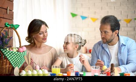 Kreative Familie dekorieren Eier für Ostern, perfekte Zeit, Traditionen und Werte Stockfoto