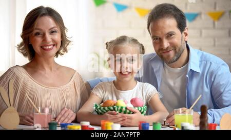 Glückliche Familie an Kamera mit Ostern Korb posiert, alte Tradition, Feier Stockfoto