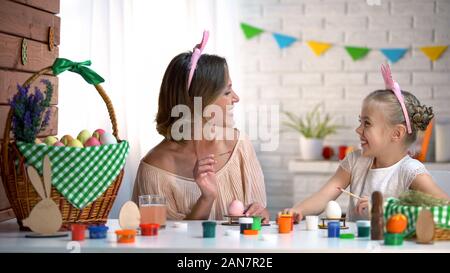Lachend Mutter und Tochter Spaß, die Vorbereitung auf Ostern, Zweisamkeit Stockfoto