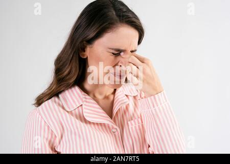 Junge Frau, die unter Kopfschmerzen leiden Stockfoto