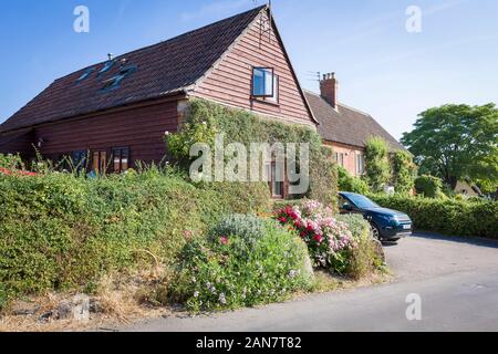 Informelle Straßenrand Garten vor der modernen chalet Bungalow in Heddington in der Nähe von Campalto Wiltshire England Großbritannien Stockfoto