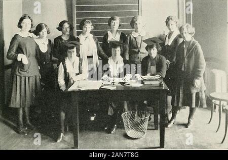 Jambalaya [Jahrbuch] 1922. sidenl Dorothy Felker Sekretärin Lydia Schuler Schatzmeister Eleanor LeBlanc Song Leader Eleanor LeBlanc Cheer Leader Eleanor LeBlanc Vorsitzender Campus Nacht Margaret Lyon Vorsitzender serbischen Ausschuss Newcomb Fachschaft Fräulein Lydia E. Frotscher, Fakultät Berater Offiziere Mildred G. christliche Präsident Marjorie Heu Vice-Prcsidenl Dorothy Kohlman Sekretär Mitglieder Alice Odenheimer Perrine Dixon Clara D. Lewis Maud Kemper Melen Hughes Wilmer Schilde Elmira Thibaut Edith Ellsworth Mae Asbury Esther Kuss Katherine Preis Miriam Kernain Lydia Schuler Maxine de kauft 96 iiiiHHnwi ( Stockfoto