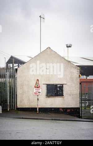 Ein altes Torhaus neben einer Fabrik an der Scotswood Road, Newcastle upon Tyne, Tyne and Wear, Großbritannien Stockfoto