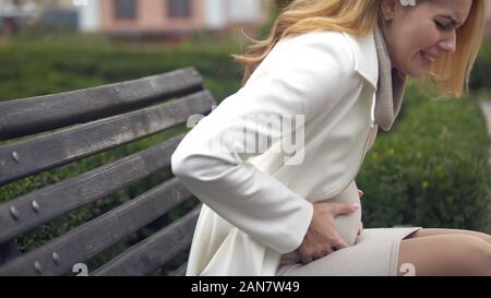 Erwartet Frau leiden unter plötzlichen starken Schmerzen im Bauch, Fehlgeburt, Bedrohung Stockfoto