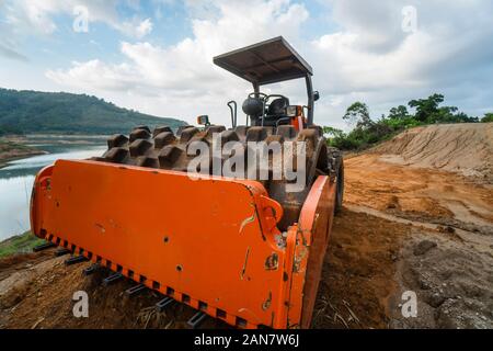 Boden Verdichter mit vibrationswalzen Padfoot-walze. Schwere Maschinen arbeiten auf der Autobahn Baustelle. Fahrzeug für Bodenverdichtung. Straßenbau Stockfoto