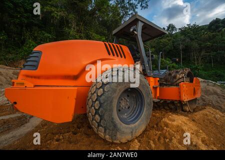 Boden Verdichter mit vibrationswalzen Padfoot-walze. Schwere Maschinen arbeiten auf der Autobahn Baustelle. Fahrzeug für Bodenverdichtung. Straßenbau Stockfoto
