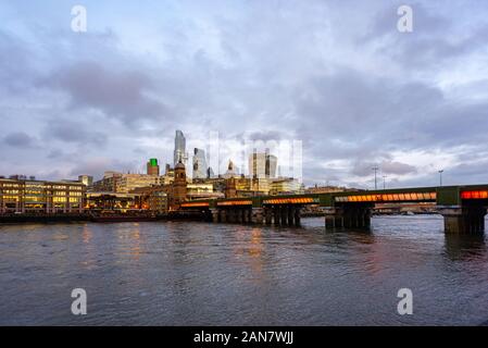 Winter Himmel über der Stadt London Wolkenkratzer, Cannon Street Railway Bridge und die Themse, London, England Stockfoto