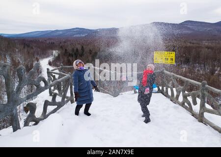 Harbin, Heilongjiang Provinz Chinas. 12 Jan, 2020. Leute haben Spaß mit Schnee am Berg im Bezirk, Huzhong Dahinggan, im Nordosten der chinesischen Provinz Heilongjiang, Jan. 12, 2020. Huzhong Bezirk ist einer der kältesten Orte in China, die sich am nördlichen Fuß des Berges in Yilehuli Dahinggan. Die durchschnittliche jährliche Temperatur ist hier minus 4,3 Grad Celsius und die niedrigste Temperatur in der Stadt in der Geschichte war minus 53,2 Grad Celsius. Credit: Zhang Tao/Xinhua/Alamy leben Nachrichten Stockfoto