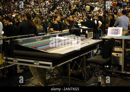 Mailand Italien am 04.05.2005, live Konzert der Königin im Forum Assago: Sound Mixer, Audiogeräte Stockfoto