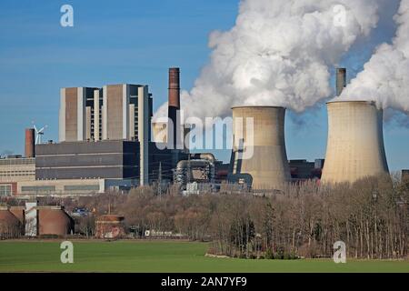 16. Januar 2020, Nordrhein-Westfalen, Eschweiler: Dampf und Rauch steigt aus der RWE Kraftwerk Weisweiler. Die alten braunkohlegefeuerten Kraftwerk ist aus dem Netz genommen werden bald nach der Bund und Länder haben vereinbart, die Kohle zu Phase. Foto: Oliver Berg/dpa Stockfoto