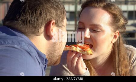 Lächelnd beleibt Paar beim Pizza schmecken, essen Leidenschaft, Übergewicht problem Stockfoto