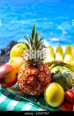 Tropische Früchte Sammlung, Custard Apple oder Grün reif cherymoia, Maracuja, Ananas, Mango, tamarillo, Bananen, exotische Früchte auf blaues Meer backgr Stockfoto