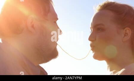 Paar, Spaghetti Kiss, romantische Beziehung der jungen Menschen, Datum Stockfoto