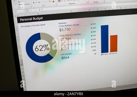 MIcrosoft Office Excel Anwendung, home Menü auf das Gerät mit dem Bildschirm pixelated Nähe zu sehen. Bukarest, Rumänien, 2020. Stockfoto