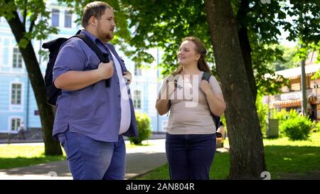 Fat Studenten reden und lächeln, romantisches Date im Park, Freundschaft Stockfoto