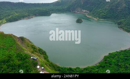 Der kleinste Vulkan auf den Philippinen ist Taal mit einem grünen Crater Lake, Luftbild. Tagaytay, Philippinen. Green Lake - Vulkan Taal Stockfoto