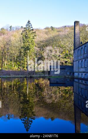 Gibson Mill und Mühlenteich Reflexionen. Stockfoto