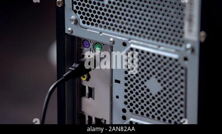 Tastatur- oder Mauskabel angeschlossen zu pc, moderne PC-Technologie Stockfoto