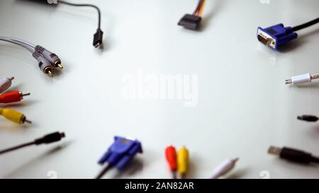 Bunte Kabel Anschlüsse für Computer auf weißem Hintergrund, elektrischer Anschluss Stockfoto