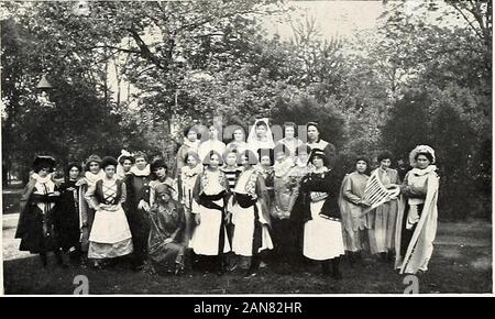 Milady in Braun 1909. ine Cheaney Lucile Colvin Jane D. Crawford Juliette Desport Hazel Davis Marion L. Crawford Virginia Henoch Rebecca Littlepage Juanita Evans Willow Felder Helen Keeney Edna Kelly Ludowiene Fulton Kaffee Und Karin Fleming Maria Kirk Gnade Landrith Katherine Guiler Belle Haggard Beatrice Loftus Charlotte Liebe Elizabeth Hart Christine Hamilton Estelle Hickens Virginia Lyles Marion Leftwich Edith Merrill Ida M. Haube Lona Howard Marie Moriarity Ruth McCall Annie Lane Taste Fairfax Janin Annie McKean Marjorie Nash Sheilah Johnson Lucile Jones Mary Nelson Lucile neue Elvira Johnston Genf Stockfoto