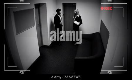 Männlichen und weiblichen Kollegen sprechen Büro Flur, CCTV Kamera, Filmmaterial Stockfoto