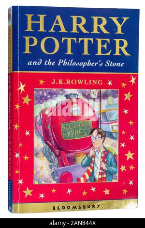 Harry Potter und der Stein der Weisen, ein Roman von J.K. Rowling. Taschenbuch Stockfoto
