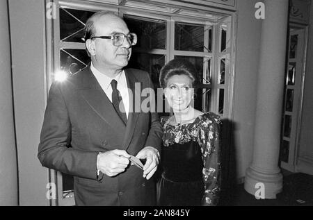 Der Sekretär der Sozialistischen Partei Italiens (PSI) Bettino Craxi mit seiner Frau bei der Einweihung der lyrischen Saison Theater La Scala in Mailand (1982) Stockfoto